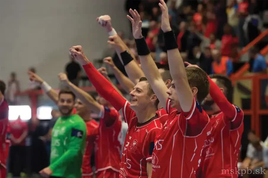 NHE: V ŠLÁGRI TESNÝ TRIUMF VICEMAJSTRA NAD MAJSTROM, PRVÁ PREHRA BOJNÍC