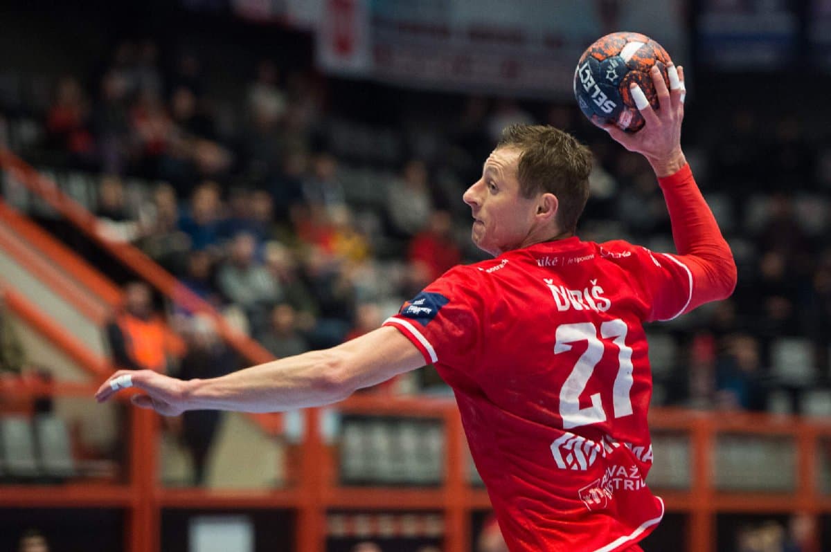 POVSTAŇME, SNÍMME KLOBÚKY A VZDAJME HOLD LEGENDE